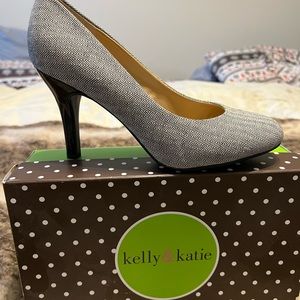 NIB Kelly & Katie houndstooth with black patent leather heels. 9.5W